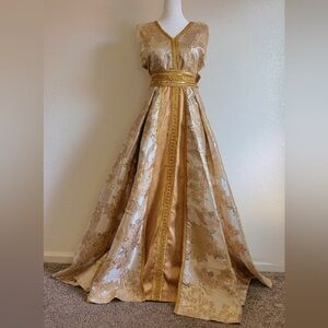 👑Luxury Gold Kaftan Dress ✨New without tag

Send me your best offer